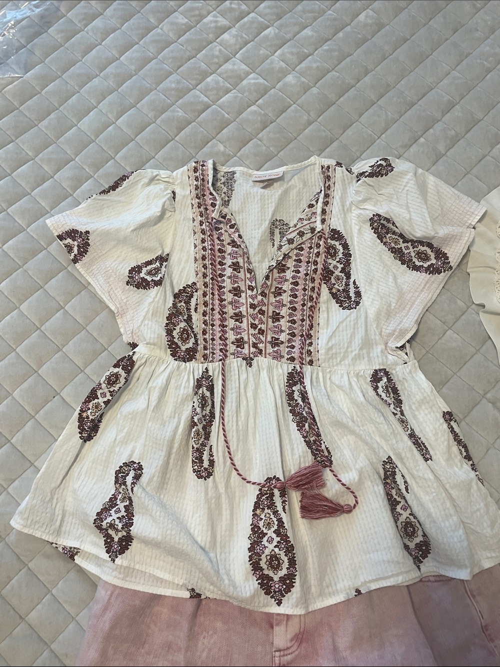 Knox Rose White Peasant Top with Mauve Paisley Print